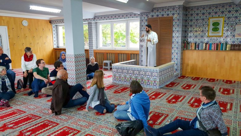 Die Rolle des Muezzins (Gebetshelfers) wird den Besuchern bei der Moscheeführung erkäutert.